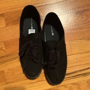American Eagle black tennis shoes